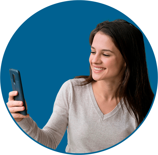 Mujer mirando las noticias sobre Drogueria Comarsa en su celular